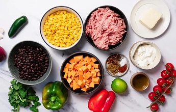 Жареный батат с индейкой, фасолью и овощами